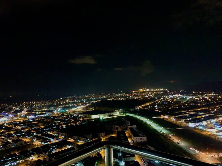 The Venus - Spacious Wooden Top Floor Apartment Sitiawan Exteriér fotografie